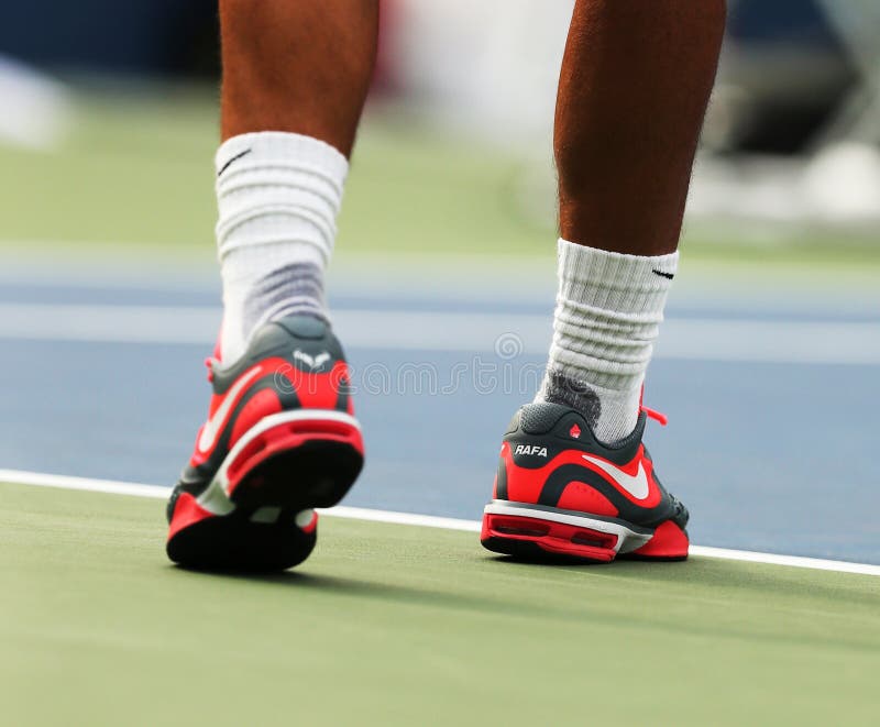 Den storslagna slamen för tolv gånger bär mästaren Rafael Nadal beställnings- Nike tennisskor under övning för US Open 2013 royaltyfri foto
