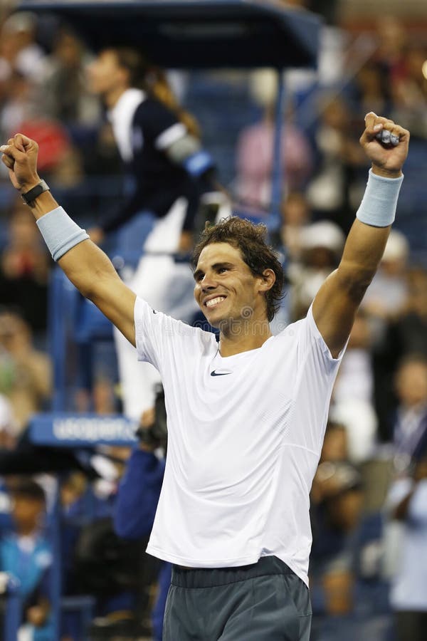 Den storslagna slamen för tolv gånger firar mästaren Rafael Nadal seger efter semifinalmatch på US Open 2013 fotografering för bildbyråer