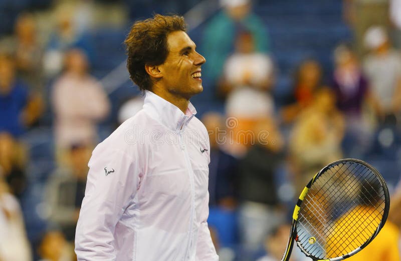 Den storslagna slamen för tolv gånger firar mästaren Rafael Nadal seger efter semifinalmatch på US Open 2013 arkivfoton