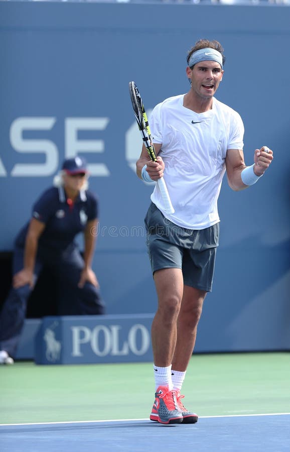 Den storslagna slamen för tolv gånger firar mästaren Rafael Nadal seger, efter tredje runda singlar har matchat på US Open 2013 royaltyfria bilder