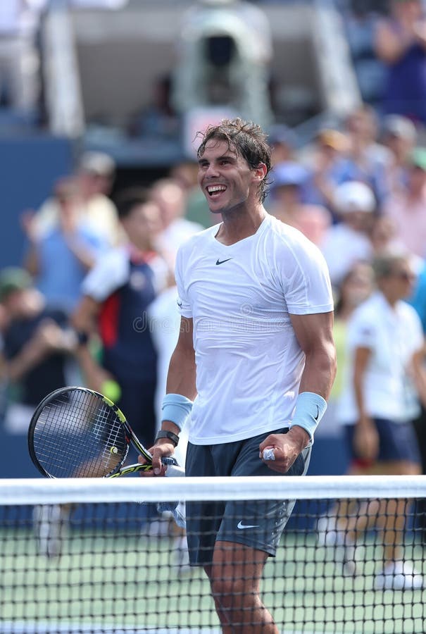 Den storslagna slamen för tolv gånger firar mästaren Rafael Nadal seger i hans tredje runda match på US Open 2013 mot Ivan Dodig royaltyfri fotografi