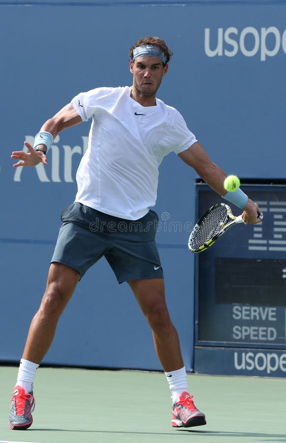 Den storslagna slamen för tolv gånger matchar mästaren Rafael Nadal under tredje runda singlar mot Ivan Dodig på US Open 2013 royaltyfri bild