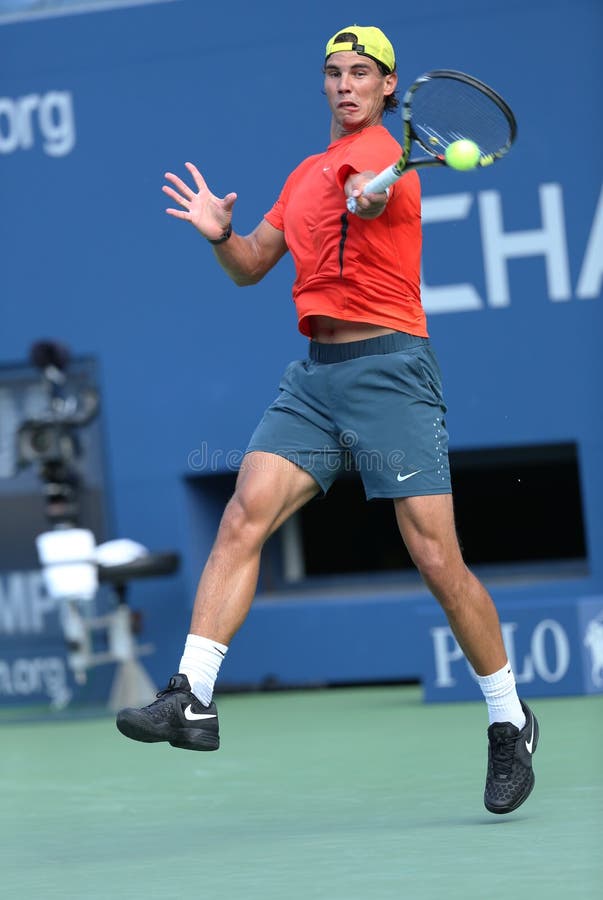 Den storslagna slamen för tolv gånger öva mästaren Rafael Nadal för US Open 2013 på Arthur Ashe Stadium royaltyfri foto