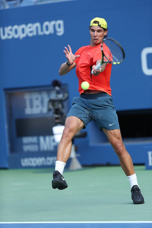 Den storslagna slamen för tolv gånger öva mästaren Rafael Nadal för US Open 2013 på Arthur Ashe Stadium fotografering för bildbyråer