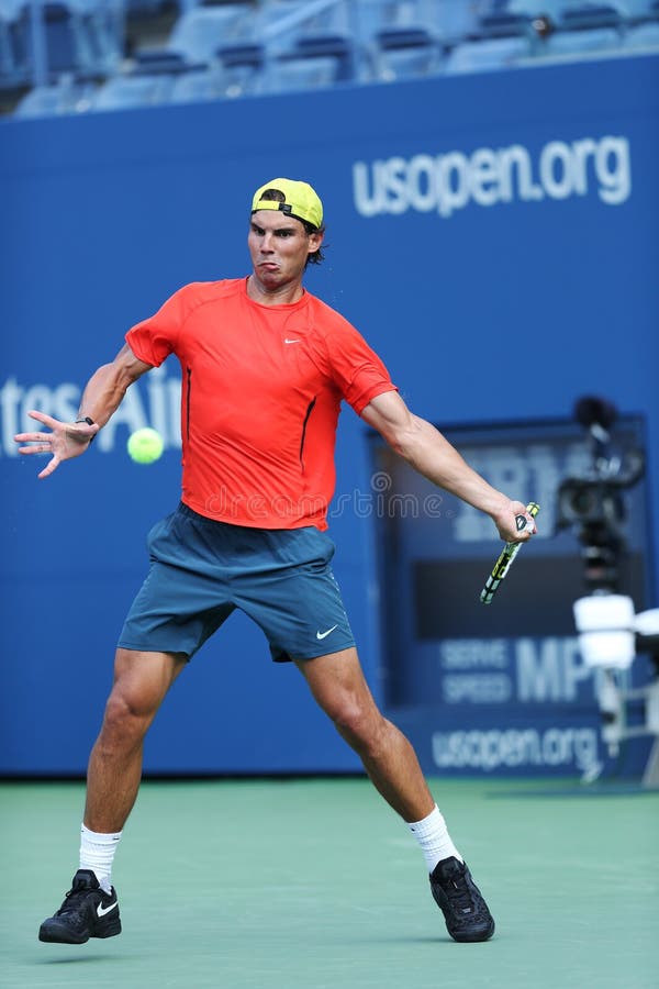 Den storslagna slamen för tolv gånger öva mästaren Rafael Nadal för US Open 2013 på Arthur Ashe Stadium arkivbild