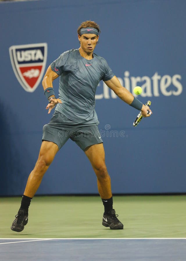 Den storslagna slamen för tolv gånger öva mästaren Rafael Nadal för US Open 2013 på Arthur Ashe Stadium arkivfoton