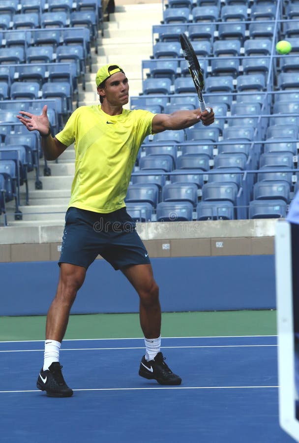 Den storslagna slamen för tolv gånger öva mästaren Rafael Nadal för US Open 2013 på Arthur Ashe Stadium arkivbilder