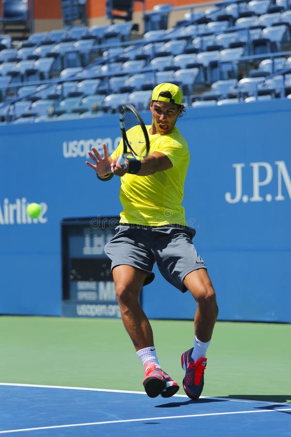 Den storslagna slamen för tolv gånger öva mästaren Rafael Nadal för US Open 2013 på Arthur Ashe Stadium arkivfoto