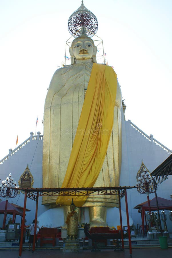 Den stående Buddhastatyn på Wat Intharawihan i Bangkok, Thailand, Asien arkivfoto Den stående Buddhastatyn på Wat Intharawihan i Bangkok, Thailand, Asien arkivfoto