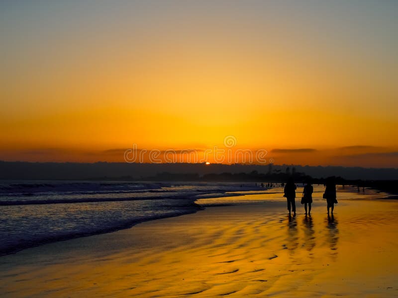 Den The Sun uppsättningen och konturn på Coronadoen sätter på land i San Diego I arkivfoton Den The Sun uppsättningen och konturn på Coronadoen sätter på land i San Diego I arkivfoton