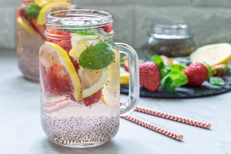 Den sunda detoxchiaen kärnar ur drinken med jordgubben, citronen och mintkaramellen i kruset som är horisontal