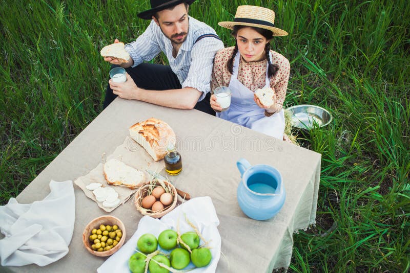 Den sunda naturliga maten i fältet stor barnmatställe som äter pizza för familjfadermoder fotografering för bildbyråer Den sunda naturliga maten i fältet stor barnmatställe som äter pizza för familjfadermoder fotografering för bildbyråer