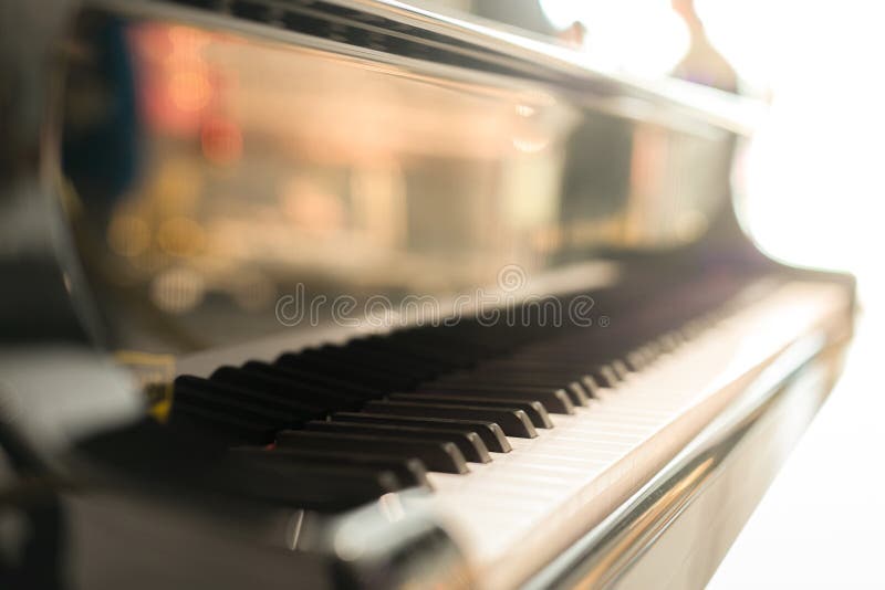 Den svarta flygeln har den förlade pianotangenten i hallroom denna bild f arkivbild Den svarta flygeln har den förlade pianotangenten i hallroom denna bild f arkivbild