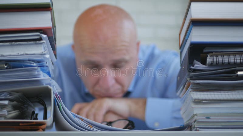 Den svek och uttråkade affärsmannen Sitting Pensive hyr rum i regeringsställning med huvudet på H royaltyfri foto Den svek och uttråkade affärsmannen Sitting Pensive hyr rum i regeringsställning med huvudet på H royaltyfri foto