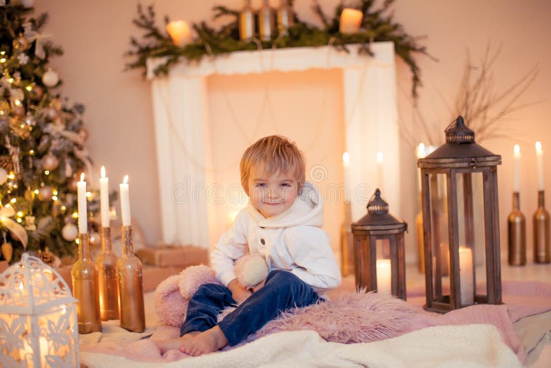 Den söta pojken kramar sin favoritleksak som han presenterades med för det nya året fotografering för bildbyråer