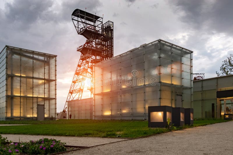 Den tidigare kolgruva`-Katowice `en, plats av det Silesian museet Komplexet kombinerar gammal bryta byggnader och infrastruktur m arkivbilder Den tidigare kolgruva`-Katowice `en, plats av det Silesian museet Komplexet kombinerar gammal bryta byggnader och infrastruktur m arkivbilder