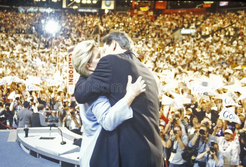 Den tidigare vicepresidentet Al Gore levererar godtagandeanförande på den 2000 demokratiska regeln på Staples Center, Los Angeles arkivbilder Den tidigare vicepresidentet Al Gore levererar godtagandeanförande på den 2000 demokratiska regeln på Staples Center, Los Angeles arkivbilder