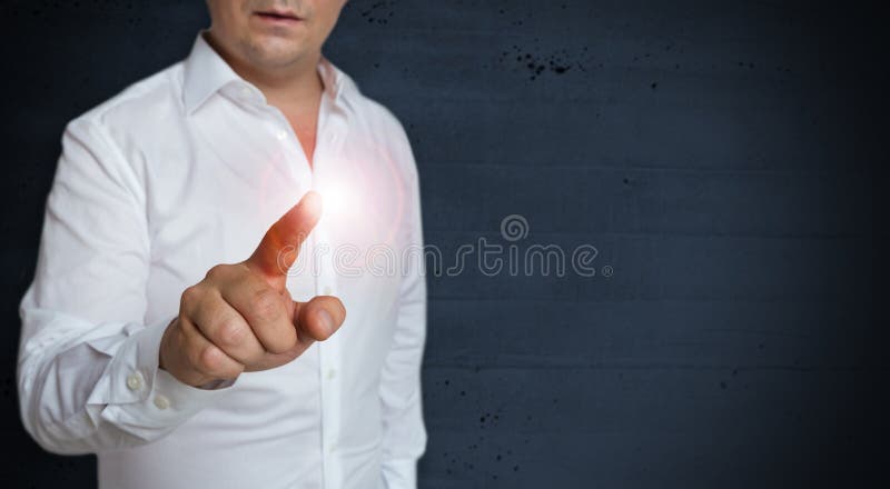 Den tomma begreppspekskärmen fungeras av mannen royaltyfri foto Den tomma begreppspekskärmen fungeras av mannen royaltyfri foto