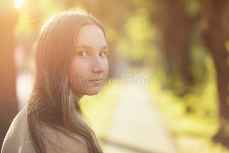 Den tonåriga flickan som tillbaka ser på, går fotografering för bildbyråer Den tonåriga flickan som tillbaka ser på, går fotografering för bildbyråer