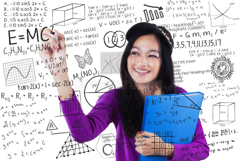 Den tonårs- studenten gör matematikformel royaltyfri bild Den tonårs- studenten gör matematikformel royaltyfri bild