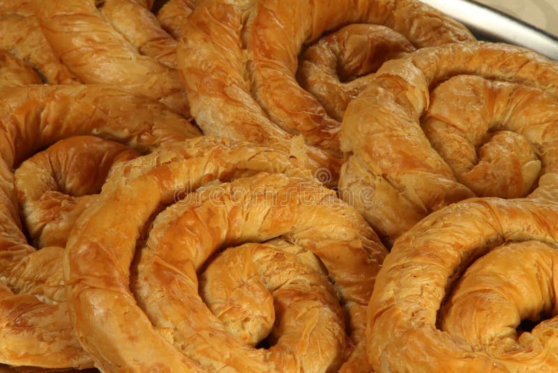 Den traditionella bulgariska hemlagade spiral gjorda banitsaen, kan stycken royaltyfri bild Den traditionella bulgariska hemlagade spiral gjorda banitsaen, kan stycken royaltyfri bild
