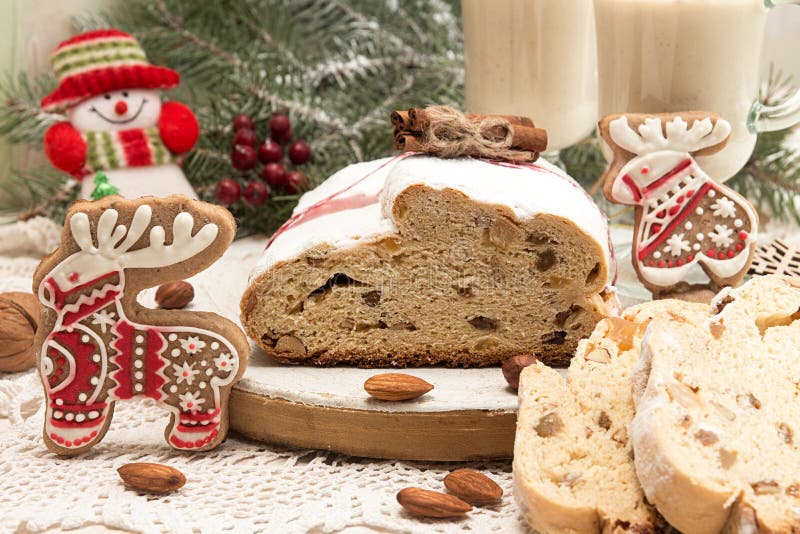 Den traditionella juldresden kakan stollen med kanderade frukter a royaltyfri bild Den traditionella juldresden kakan stollen med kanderade frukter a royaltyfri bild