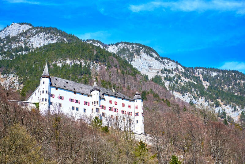 Den Tratzberg slotten ?r en slott i Jenbach, Tyrol, ?sterrike arkivfoton Den Tratzberg slotten ?r en slott i Jenbach, Tyrol, ?sterrike arkivfoton