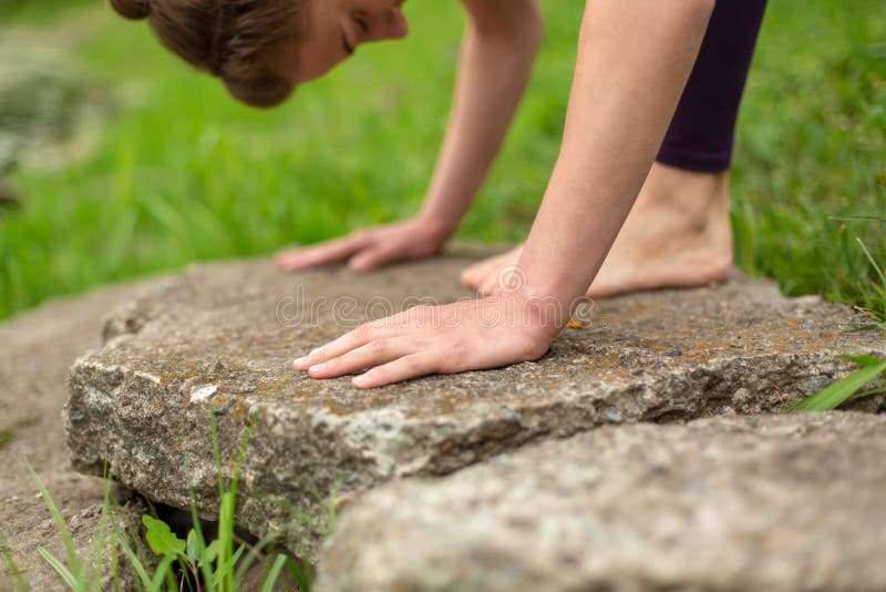 Den tunna brunettflickan spelar sportar och utför yoga poserar i en sommar parkerar Gr?n skog p? bakgrunden Kvinna som gör på övn royaltyfria foton Den tunna brunettflickan spelar sportar och utför yoga poserar i en sommar parkerar Gr?n skog p? bakgrunden Kvinna som gör på övn royaltyfria foton