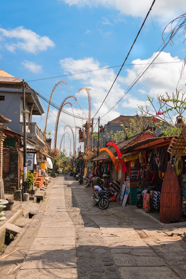 Den turist- gatan dekorerade vid traditionell penjor på Bali arkivfoto Den turist- gatan dekorerade vid traditionell penjor på Bali arkivfoto