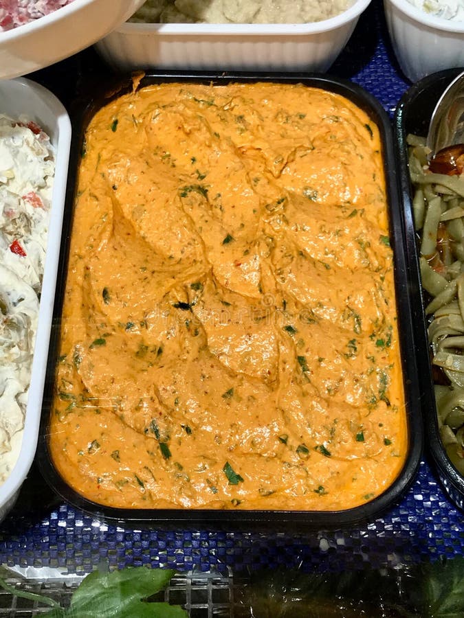 Den turkiska aptitretaren Pasa Mezesi/Meze gjorde med roquefortost, Fetaost, valnöten och yoghurten som var till salu på marknads royaltyfri bild Den turkiska aptitretaren Pasa Mezesi/Meze gjorde med roquefortost, Fetaost, valnöten och yoghurten som var till salu på marknads royaltyfri bild