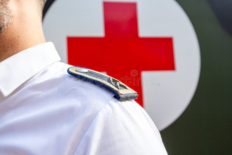 Den tyska paramedicinska soldaten står på den offentliga händelsen royaltyfria bilder Den tyska paramedicinska soldaten står på den offentliga händelsen royaltyfria bilder