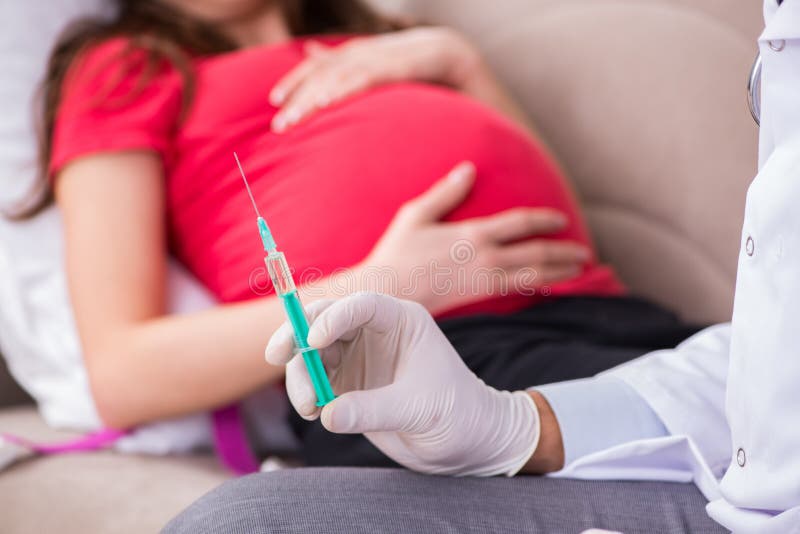 Den tålmodiga besöka doktorn för gravid kvinna för vanlig kontroll-upp fotografering för bildbyråer Den tålmodiga besöka doktorn för gravid kvinna för vanlig kontroll-upp fotografering för bildbyråer