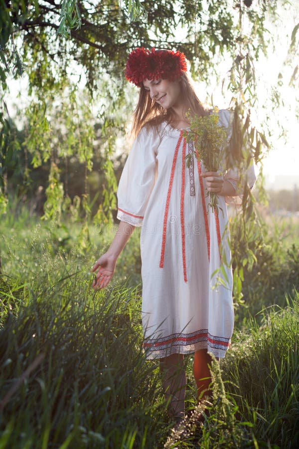 Den ukrainska flickan går royaltyfri bild