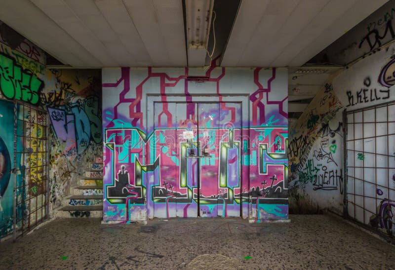 Den underbara gatakonsten av Teufelsbergen, Berlin royaltyfri bild Den underbara gatakonsten av Teufelsbergen, Berlin royaltyfri bild