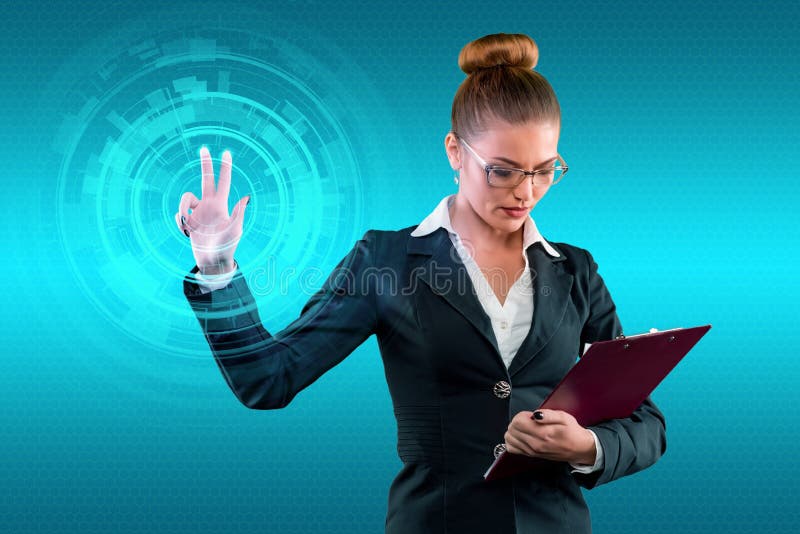 Den unga affärsdamen arbetar med den faktiska grafiska manöverenheten i futuristiskt kontor royaltyfria foton Den unga affärsdamen arbetar med den faktiska grafiska manöverenheten i futuristiskt kontor royaltyfria foton