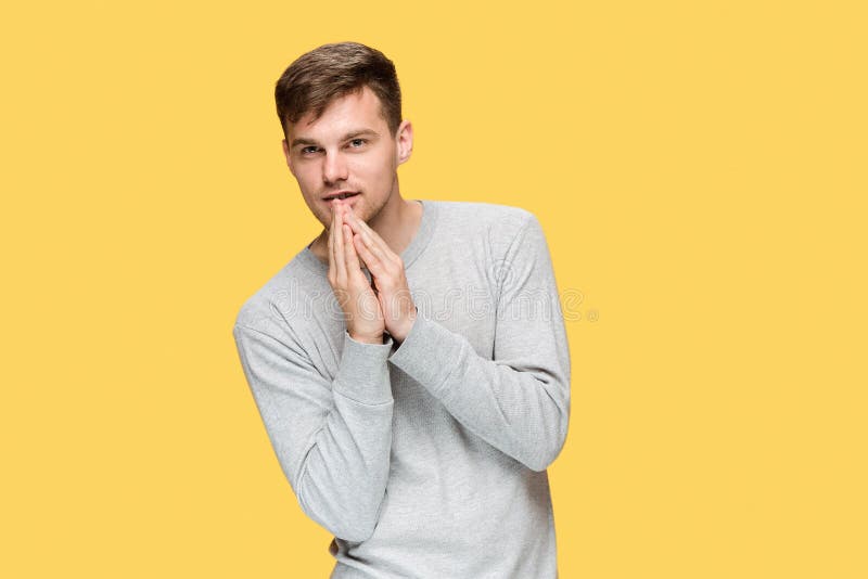 Den unga allvarliga mannen som försiktigt ser, och talande hemlighet royaltyfri bild Den unga allvarliga mannen som försiktigt ser, och talande hemlighet royaltyfri bild