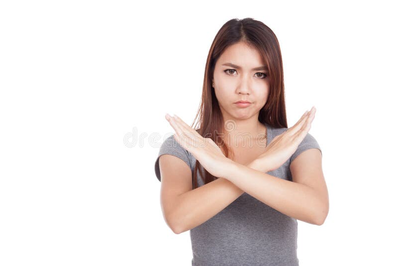 Den unga asiatiska kvinnan som gör en gest stoppet, korsar henne armar