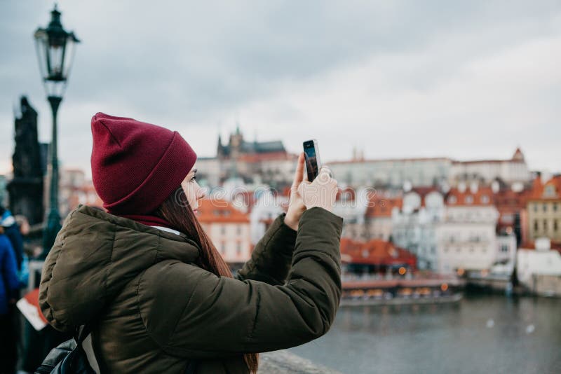 Den unga härliga flickaturisten tar foto Prague royaltyfri bild Den unga härliga flickaturisten tar foto Prague royaltyfri bild
