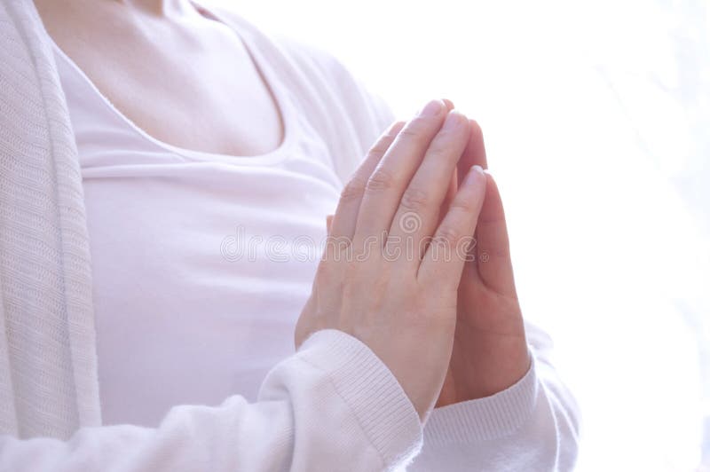 Den unga kvinnan som mediterar i yoga, poserar arkivfoton Den unga kvinnan som mediterar i yoga, poserar arkivfoton