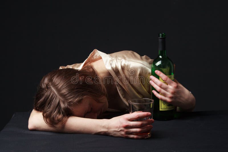 _ Den unga kvinnan sover på tabellen arkivbild _ Den unga kvinnan sover på tabellen arkivbild