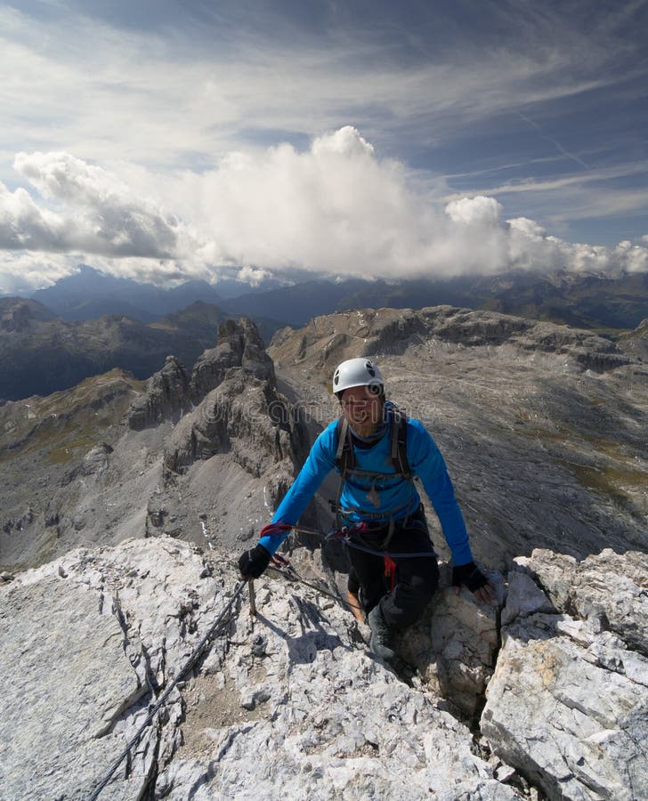 Den unga manliga klättraren når toppmötet, når han har gjort a via Ferrata i de italienska dolomitesna arkivbilder Den unga manliga klättraren når toppmötet, når han har gjort a via Ferrata i de italienska dolomitesna arkivbilder