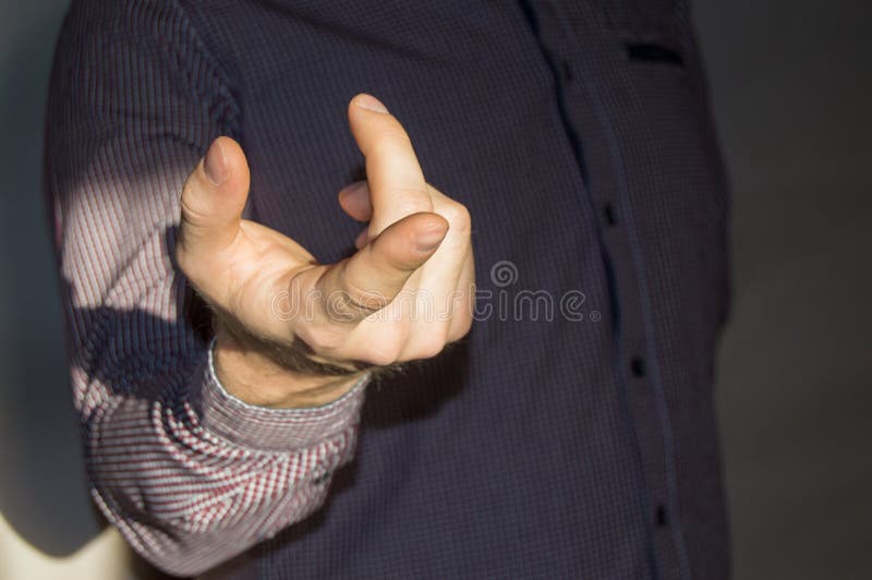 Den unga mannen rymmer en tom hand med hans gömma i handflatan upp arkivbilder Den unga mannen rymmer en tom hand med hans gömma i handflatan upp arkivbilder
