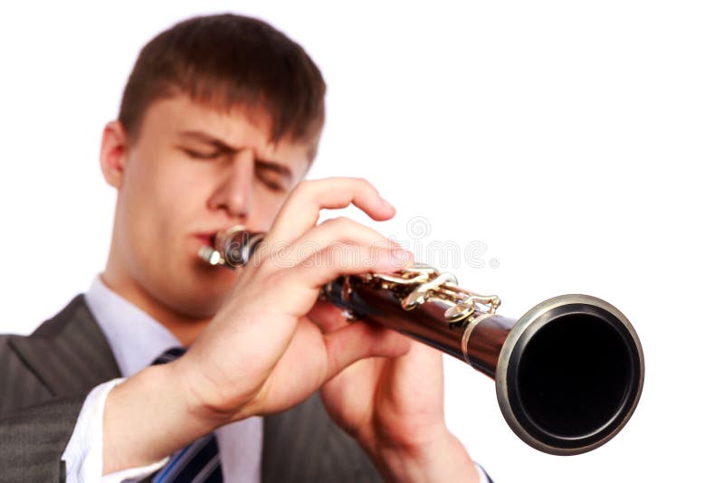Den unga musiker leker klarinetten arkivbilder