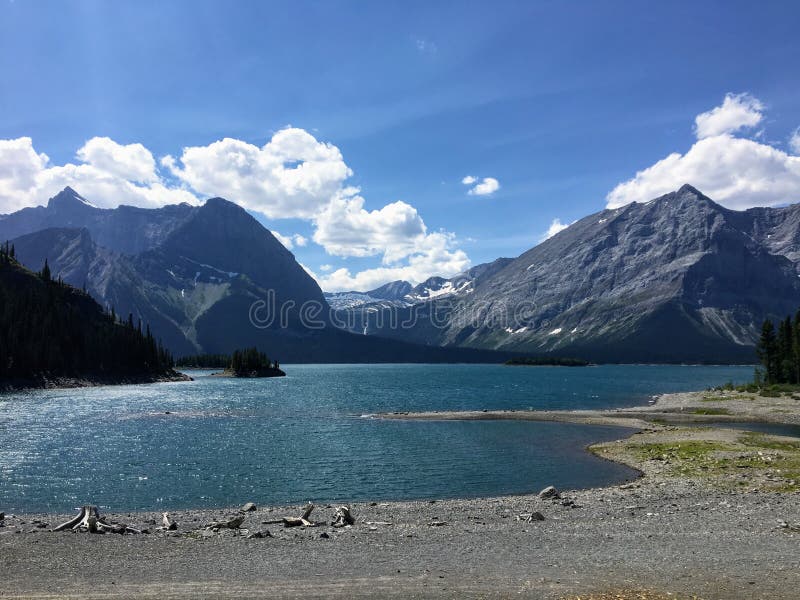 Den ursnygga sommarsikten av den övreKananaskis sjön och Hawke Island i Peter Lougheed Provincial Park i Alberta, Kanada arkivbild Den ursnygga sommarsikten av den övreKananaskis sjön och Hawke Island i Peter Lougheed Provincial Park i Alberta, Kanada arkivbild