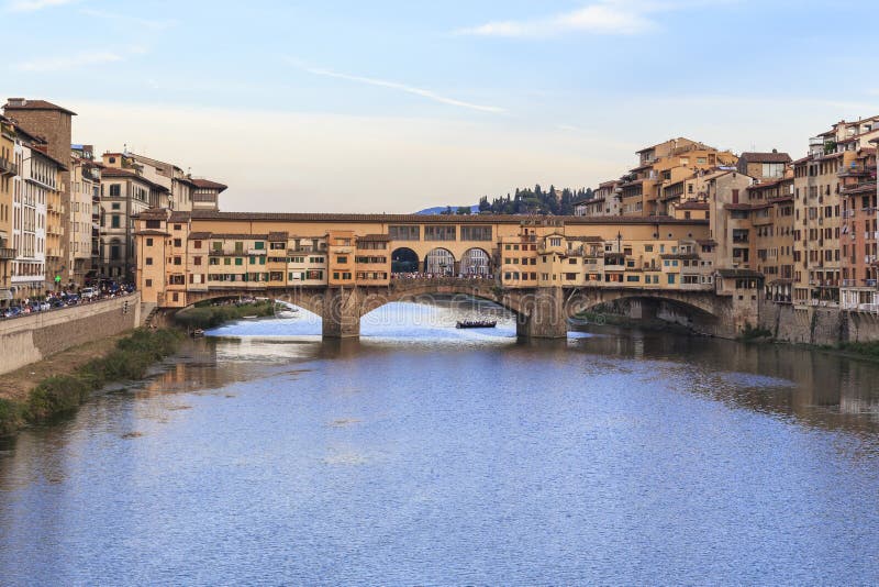 Den Vecchio bron på solnedgången, Florence arkivfoto Den Vecchio bron på solnedgången, Florence arkivfoto