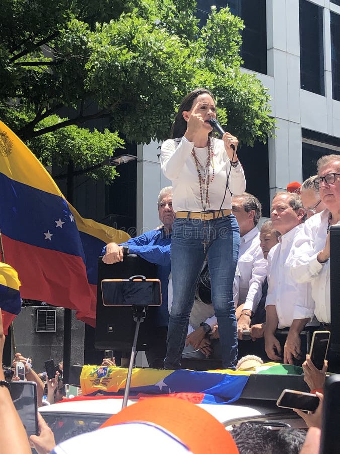 Den venezuelanske oppositionsledaren Maria corina machado talar till anhängare medan han håller röstsedlar under ett möte arkivfoton