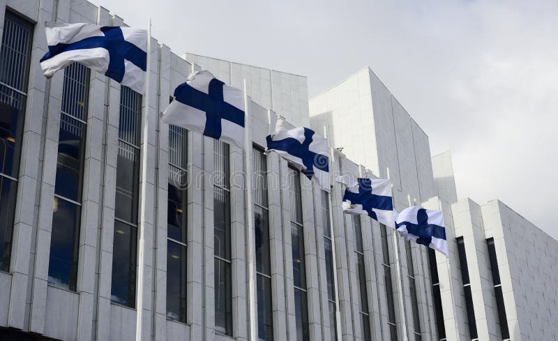 Den vinkande finskan sjunker mot av Finlandiaen Hall royaltyfri foto Den vinkande finskan sjunker mot av Finlandiaen Hall royaltyfri foto