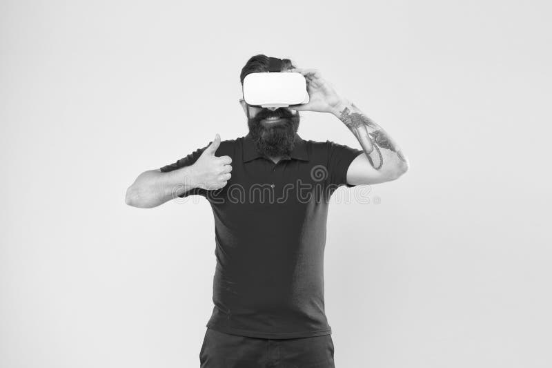Den virtuella verkligheten är som att drömma med öppna ögon Imponerande upplevelse Man spelar spel i VR-glasögon Visa med royaltyfri bild Den virtuella verkligheten är som att drömma med öppna ögon Imponerande upplevelse Man spelar spel i VR-glasögon Visa med royaltyfri bild