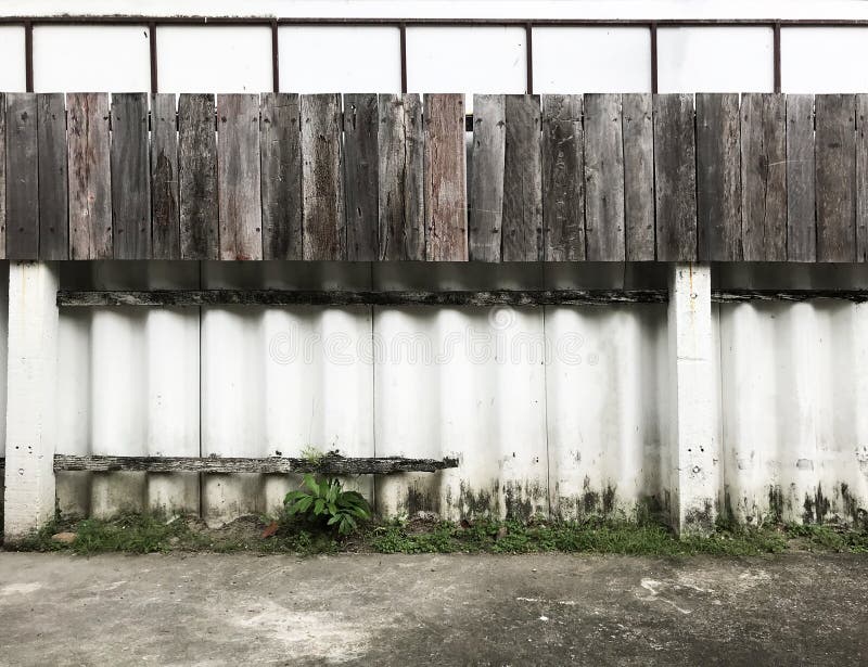 Den vit målade cement- och träbrädestakettexturmodellen på husväggen ytbehandlar bakgrund Detaljbakgrund, abstrakt design, in arkivfoton Den vit målade cement- och träbrädestakettexturmodellen på husväggen ytbehandlar bakgrund Detaljbakgrund, abstrakt design, in arkivfoton