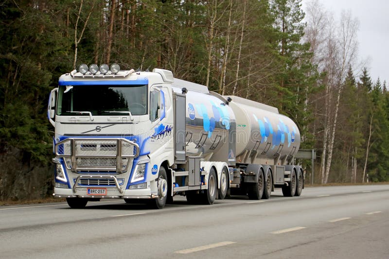 Den Volvo FH behållarelastbilen transporterar Valio mjölkar royaltyfri bild Den Volvo FH behållarelastbilen transporterar Valio mjölkar royaltyfri bild